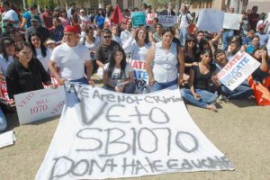 Ser latino y fotoperiodista hace diez a&ntilde;os en Arizona, cuando se firm&oacute; la ley SB1070, no fue sencillo para los hombres de prensa que trabajaban en los pocos medios hispanos locales