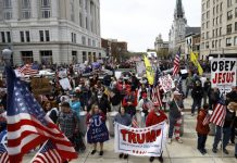La caverna mediática de la ultraderecha de EE.UU. y tiburones del libre mercado han azuzado las protestas contra el confinamiento con un doble objetivo: reelegir a Donald Trump