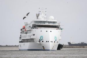 De Medell&iacute;n viaj&oacute; a Ushuaia para un trabajo m&aacute;s como oficial m&eacute;dico a bordo de un crucero, pero cuando el COVID-19 lleg&oacute; al Greg Mortimer tuvo que actuar r&aacute;pido, asisti&oacute; a todos como pudo y result&oacute; infectado.