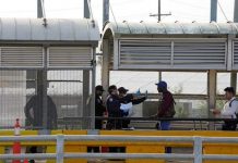 Sufren negocios fronterizos que dependen de la visita de estadounidenses Pero el pasado 20 de marzo los gobiernos de México y Estados Unidos anunciaron la suspensión del tráfico "no esencial" entre ambos países.