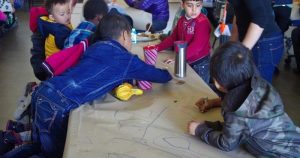 Al menos 19 niños y dos empleados en un refugio de menores inmigrantes no acompañados en Chicago han dado positivo por COVID-19,