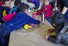 Diecinueve niños inmigrantes en refugio de Chicago dan positivo a COVID-19 Al menos 19 niños y dos empleados en un refugio de menores inmigrantes no acompañados en Chicago han dado positivo por COVID-19,