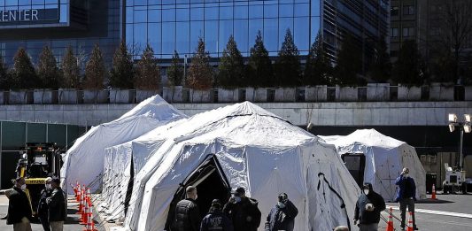 La administración Trump aprobó la inmediata utilización de los centros de cirugía ambulatoria, clínicas de rehabilitación, hoteles e incluso de los dormitorios universitarios como hospitales improvisados