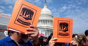 Treinta y ocho senadores dem&oacute;cratas enviaron este jueves una carta al presidente Donald Trump en la que le piden la pr&oacute;rroga autom&aacute;tica de los permisos de trabajo para los j&oacute;venes beneficiarios del programa DACA