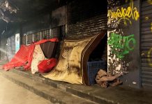 Millones de mexicanos amenazados de nuevo por la pobreza debido a la pandemia Como ya sucedió hace una década con la Gran Recesión, millones de mexicanos podrían caer de nuevo en la pobreza debido a la crisis económica que detonará la pandemia del COVID-19