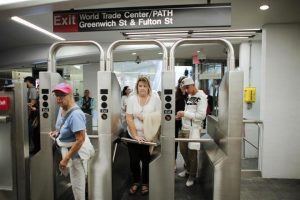 Un grupo de concejales de Nueva York pidió este sábado al gobernador Andrew Cuomo un cierre temporal del servicio del metro de la ciudad como medida para evitar que continúe el contagio por el coronavirus en la ciudad.