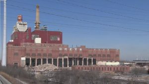 Dos barrios de mayor&iacute;a hispana de Chicago quedaron cubiertos de una nube de polvo tras la demolici&oacute;n de una planta de carb&oacute;n, que motiv&oacute; que la alcald&iacute;a distribuyera este domingo mascarillas a los vecinos.