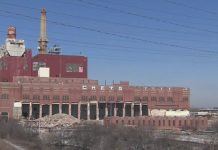 Dos barrios de mayoría hispana de Chicago quedaron cubiertos de una nube de polvo tras la demolición de una planta de carbón, que motivó que la alcaldía distribuyera este domingo mascarillas a los vecinos.