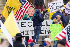 Habitantes de Michigan, en su mayoría seguidores del presidente Donald Trump reclamaron este miércoles a bordo de cientos de vehículos su derecho a la "libertad"