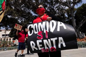 M&aacute;s de 200 arrendatarios y propietarios de apartamentos de Los &Aacute;ngeles urgieron este jueves al Gobierno de Donald Trump y a las autoridades locales que emitan una orden para perdonar la deuda de los alquileres o hipotecas