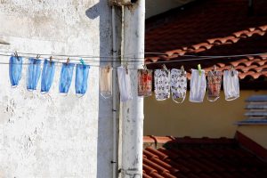 La escasez de mascarillas homologadas ha alentado la proliferación de iniciativas para fabricarlas de forma casera con distintos materiales