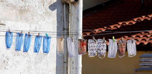 La escasez de mascarillas homologadas ha alentado la proliferación de iniciativas para fabricarlas de forma casera con distintos materiales