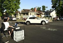 "Quaranchella": música callejera en Los Ángeles para aliviar el confinamiento