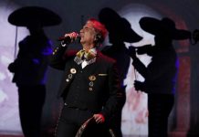 Alejandro Fernández, Juanes y Roberto Carlos dieron serenatas a las madres Alejandro Fernández