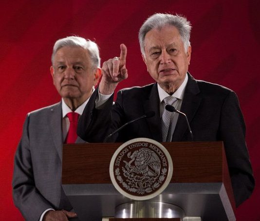 Gobierno mexicano investigará compra de ventiladores a hijo de funcionario De acuerdo con una investigación el pasado 17 de abril la delegación en céntrico el estado de Hidalgo del IMSS firmó un contrato para la compra de 20 ventiladores con la empresa Cyber Robotic Solutions.