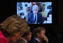 EE.UU. desatará brotes y "muertes evitables" si reabre muy rápido, dice Fauci