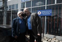 Costa Rica vive día histórico con los primeros matrimonios igualitarios Marco Castillo (i) y su pareja Rodrigo Campos