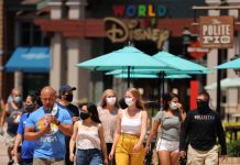 Florida supera los 52.000 casos mientras condado crítico abre sus playas