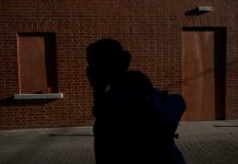 Hombre enmascarado asalta 21 locales en Nueva York en un mes y medio asaltante