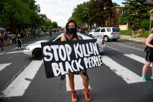 La estadounidense Amy Gee participa en una protesta