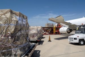 Llega a Venezuela un avi&oacute;n con ayuda humanitaria