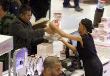 Más latinos con empleos que requieren contacto personal y les ponen en riesgo latinos