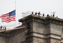 Rescatan a un hombre que amenazaba con tirarse desde el puente de Brooklyn Rescatan a un hombre que amenazaba con tirarse desde el puente de Brooklyn.