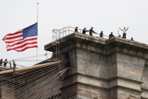 Rescatan a un hombre que amenazaba con tirarse desde el puente de Brooklyn.