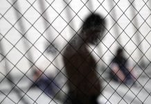 Demanda busca liberación de más de 70 inmigrantes en centro de Rhode Island
