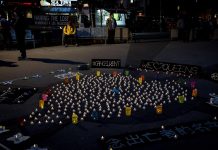 El barrio neoyorquino de Corona rinde tributo a sus muertos por el COVID-19 homenaje a muertos en Nueva York