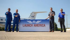 los astronautas Bob Behnken (i) y Doug Hurley (2)