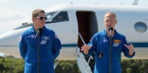 los astronautas Bob Behnken (i) y Doug Hurley