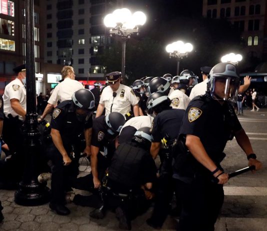 Detienen a hermanas por ataque policial mientras Nueva York vuelve a la calle protesta en Nueva York