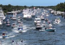 Seguidores de Trump se manifiestan en barco para mostrarle su apoyo caravana de lanchas