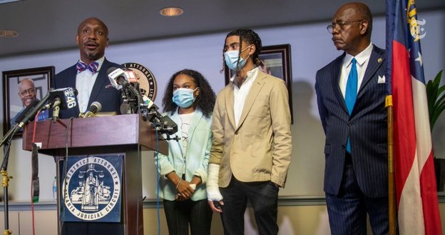 Taniyah Pilgrim, de 20 años, y Messiah Young, de 22.
