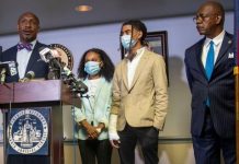 Acusan a 6 policías de Atlanta por polémico arresto de estudiantes en marchas Taniyah Pilgrim, de 20 años, y Messiah Young, de 22.