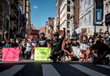 Continúan las protestas en Nueva York Artista Rodrick Covington se arrodilla
