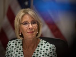 Demandan que se detenga la eliminación ilegal de las defensas de los estudiantes universitarios por parte de la Administración Trump La Secretaria de Educación, Betsy DeVos.