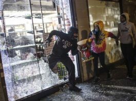 Comerciantes latinos vigilan calles de Nueva York para defender sus negocios Saqueos en Nueva York