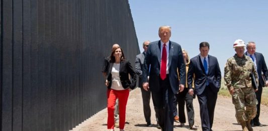Donald Trump en el muro.
