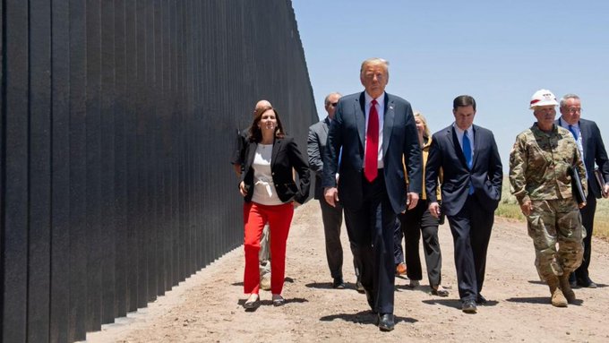 Donald Trump en el muro.