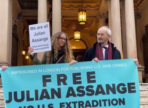 El padre de Julian Assange, el octogenario John Shipton (2)