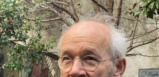 El padre de Julian Assange, el octogenario John Shipton