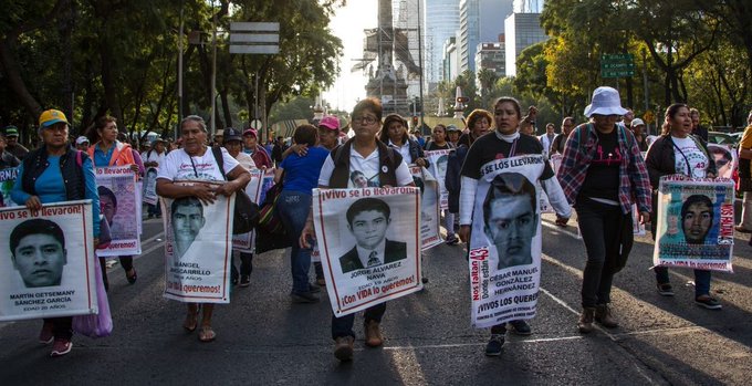 Fiscal&iacute;a mexicana ordena detener a 46 funcionarios por el caso Ayotzinapa