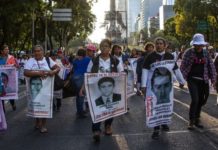 Fiscalía mexicana ordena detener a 46 funcionarios por el caso Ayotzinapa Fiscalía mexicana ordena detener a 46 funcionarios por el caso Ayotzinapa