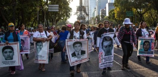 Fiscalía mexicana ordena detener a 46 funcionarios por el caso Ayotzinapa