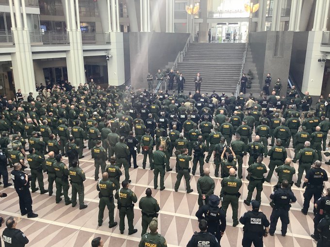 Agentes de ICE y CBP