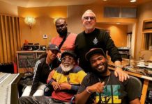 El reggae de The Wailers y Bob Marley renace gracias a la música latina Kevin Barrett y Emilio Estefan y abajo Aisha Wailers, Aston Family Man Barrett y Aston Barrett Jr.