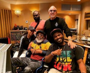 Kevin Barrett y Emilio Estefan y abajo Aisha Wailers, Aston Family Man Barrett y Aston Barrett Jr.
