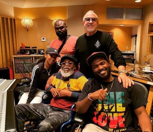Kevin Barrett y Emilio Estefan y abajo Aisha Wailers, Aston Family Man Barrett y Aston Barrett Jr.